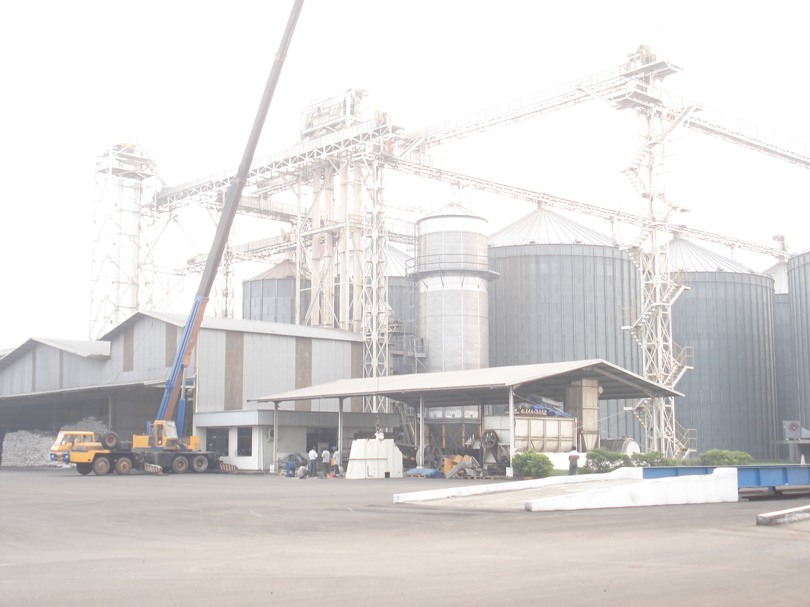 Kompleksitas struktur baja material handling yang terpasang