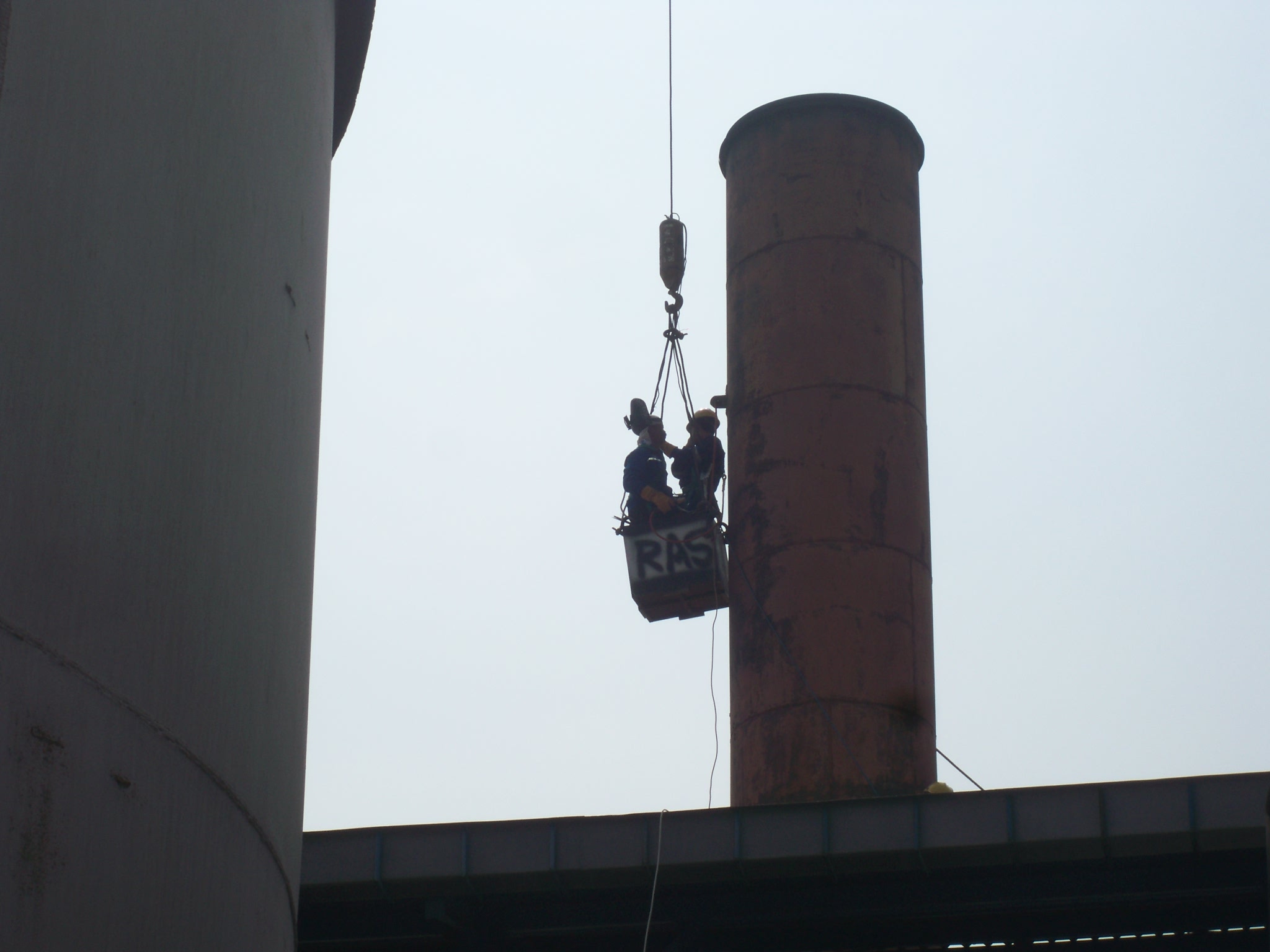 Operasi pengangkatan material menggunakan mobile crane