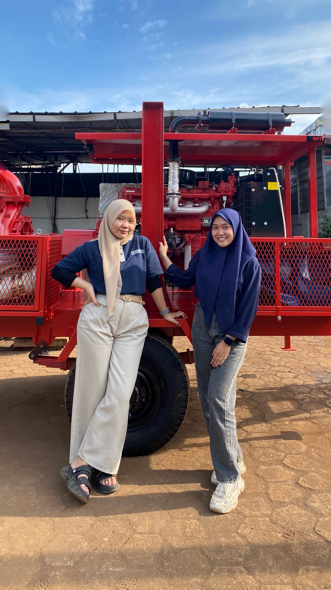 Tampilan profil samping unit pompa trailer dengan mesin diesel dan kanopi pelindung