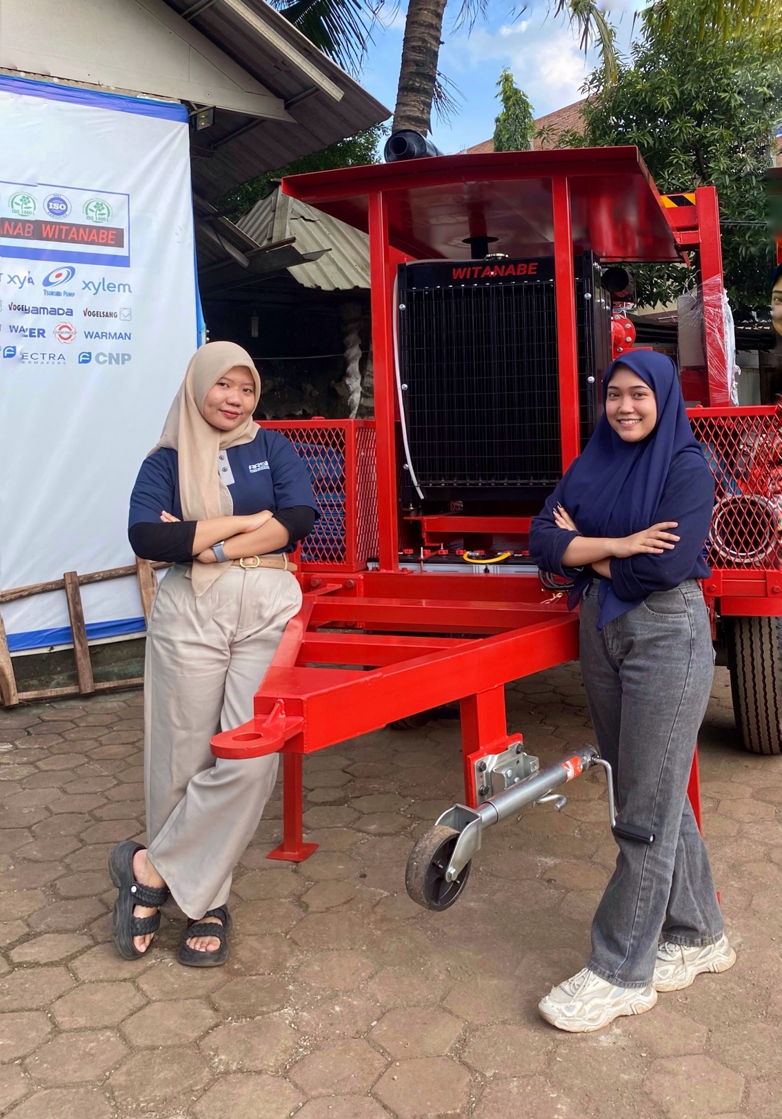 Struktur rangka trailer pompa yang kokoh dengan warna merah safety