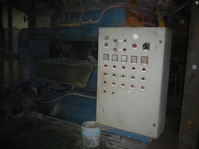 Panel kontrol elektrikal mixer dengan tombol operasional dan lampu indikator