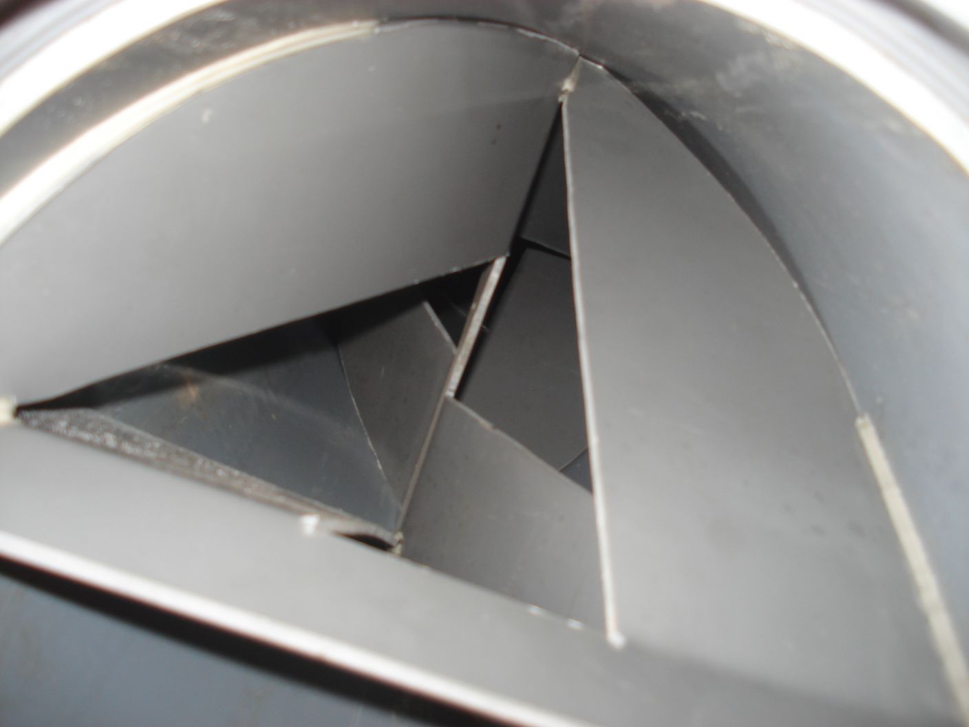 Detail pengelasan geometri bilah elemen pencampur statis di dalam pipa