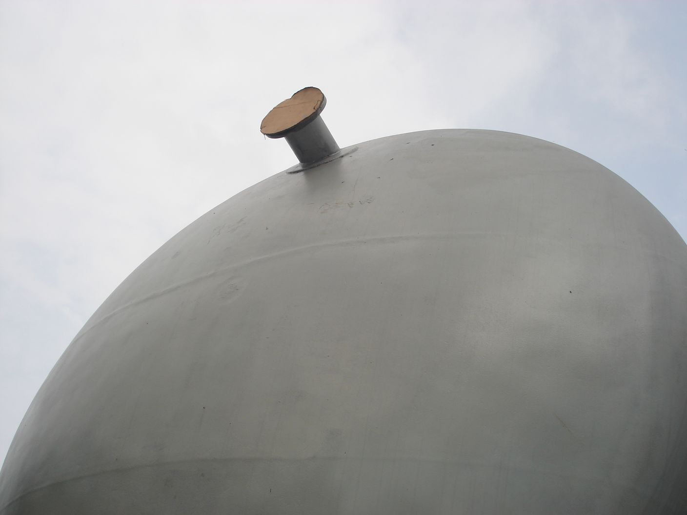 Proses fabrikasi dished head untuk pressure vessel dengan nozzle terpasang