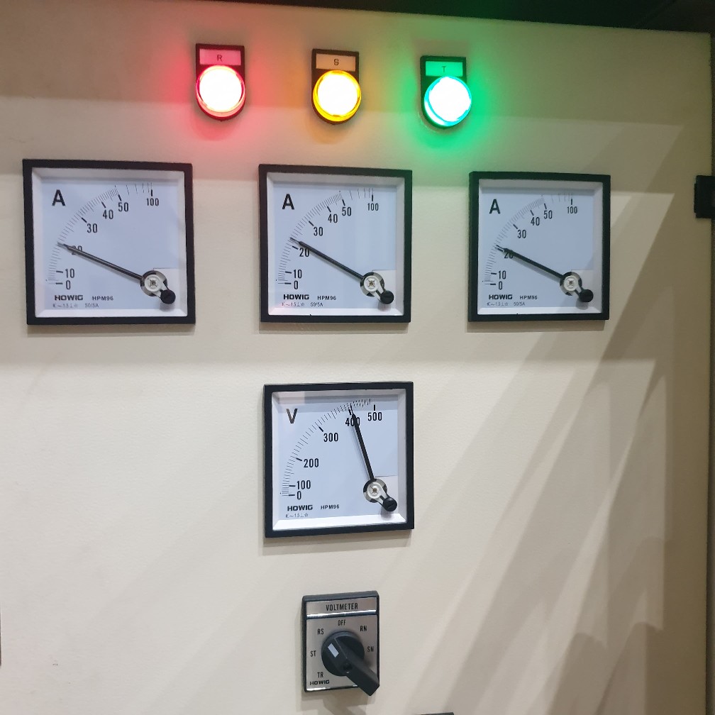 Panel kontrol pompa dengan lampu indikator menyala