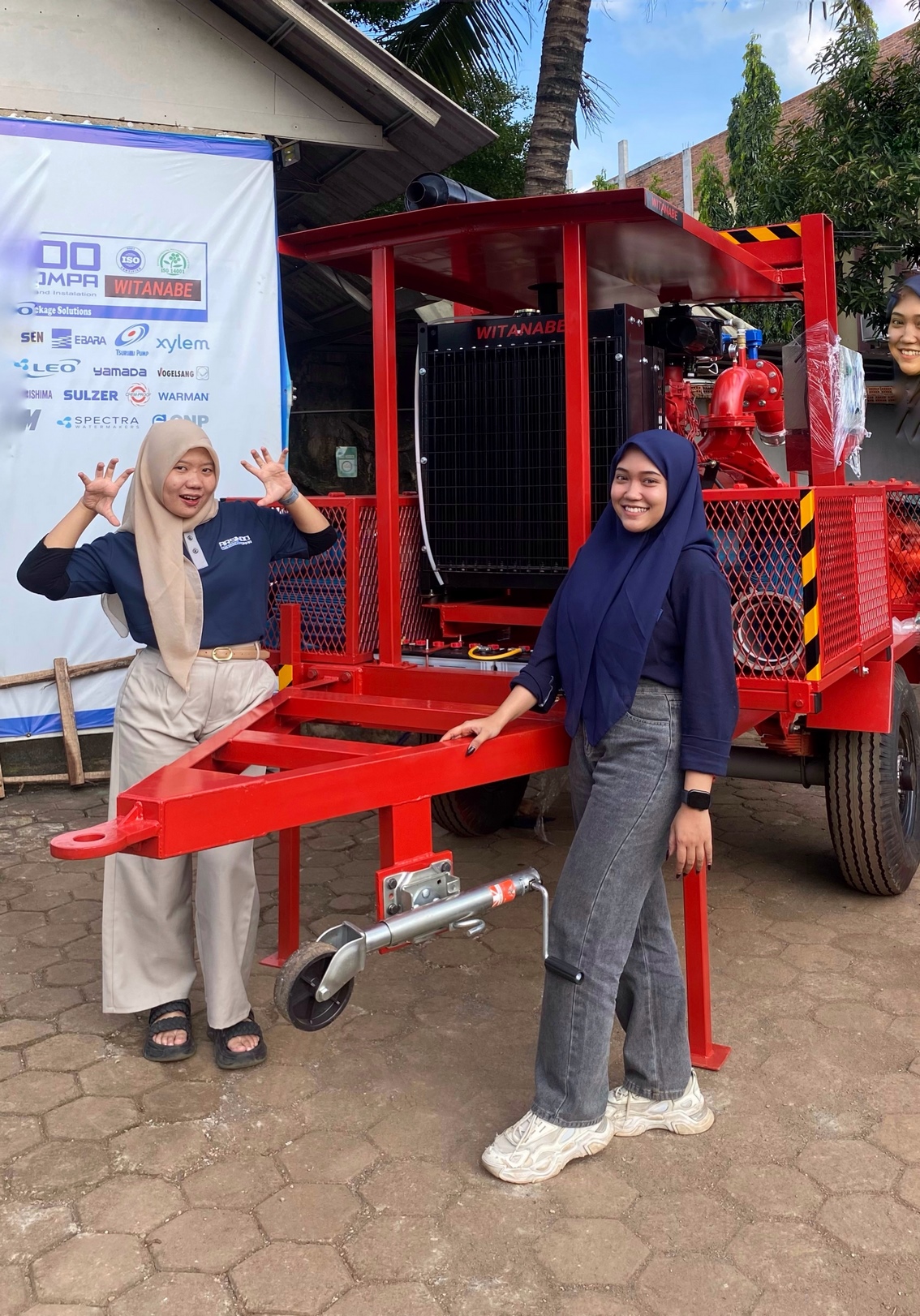 Tim AIP berpose dengan unit pompa trailer siap kirim