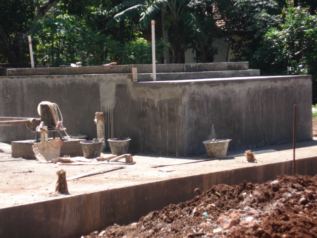 Struktur dinding beton bertulang dalam tahap konstruksi.