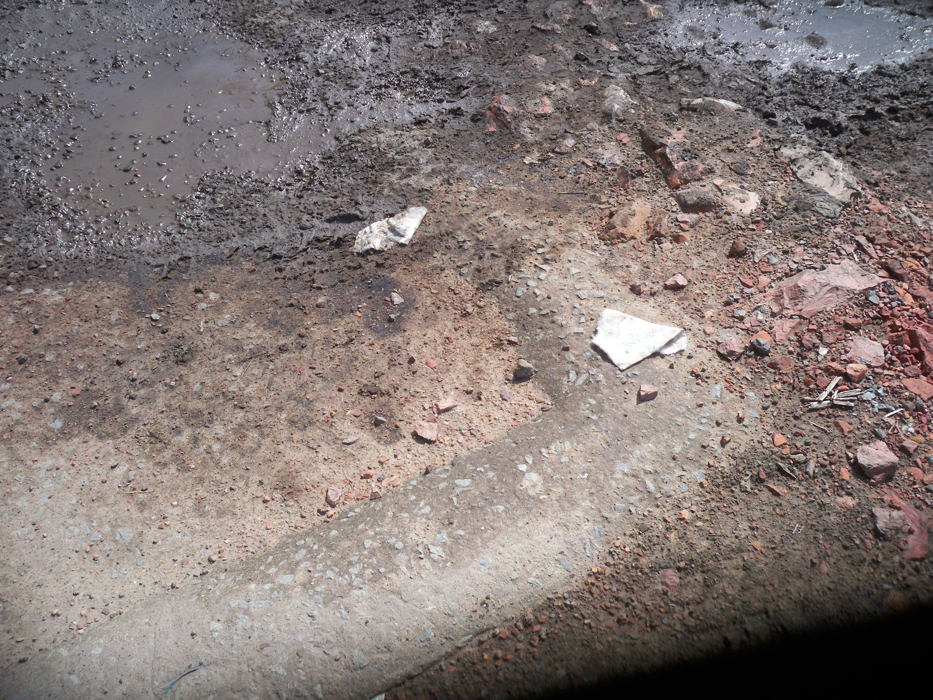 Kondisi tanah di lokasi proyek yang berlumpur dan tidak stabil.