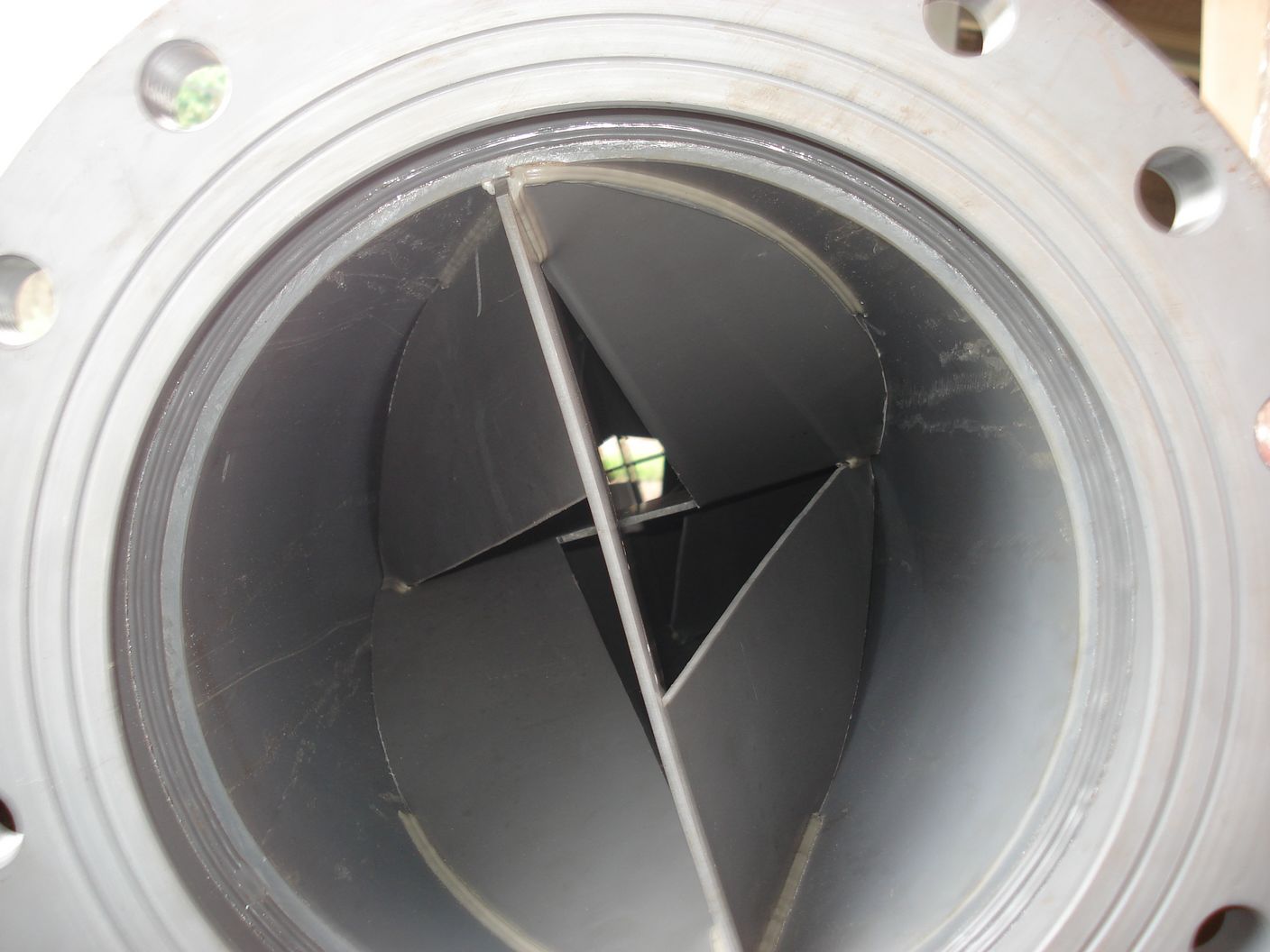 Tampilan interior pipa static mixer memperlihatkan susunan elemen pemecah aliran