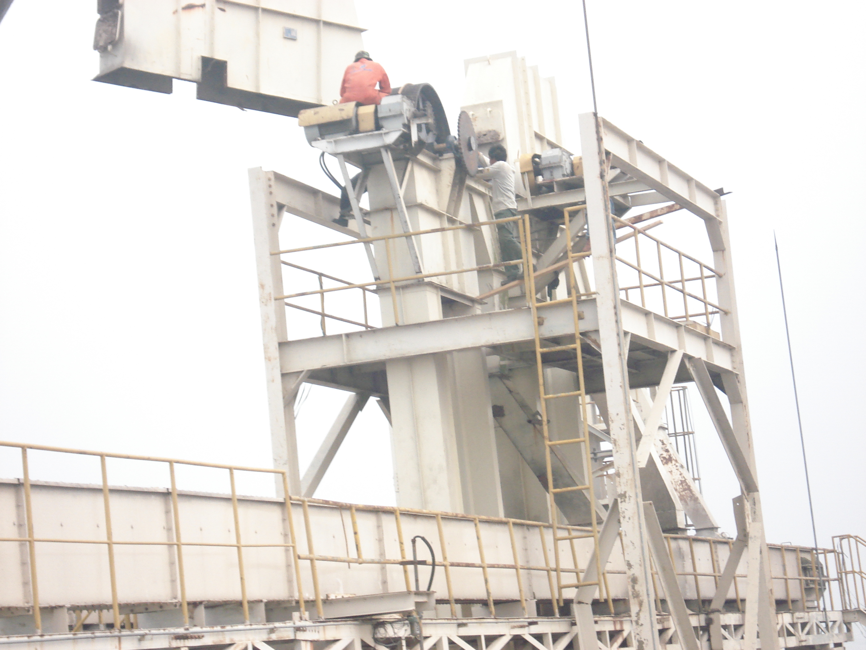 Tim instalasi melakukan pemasangan struktur baja di ketinggian