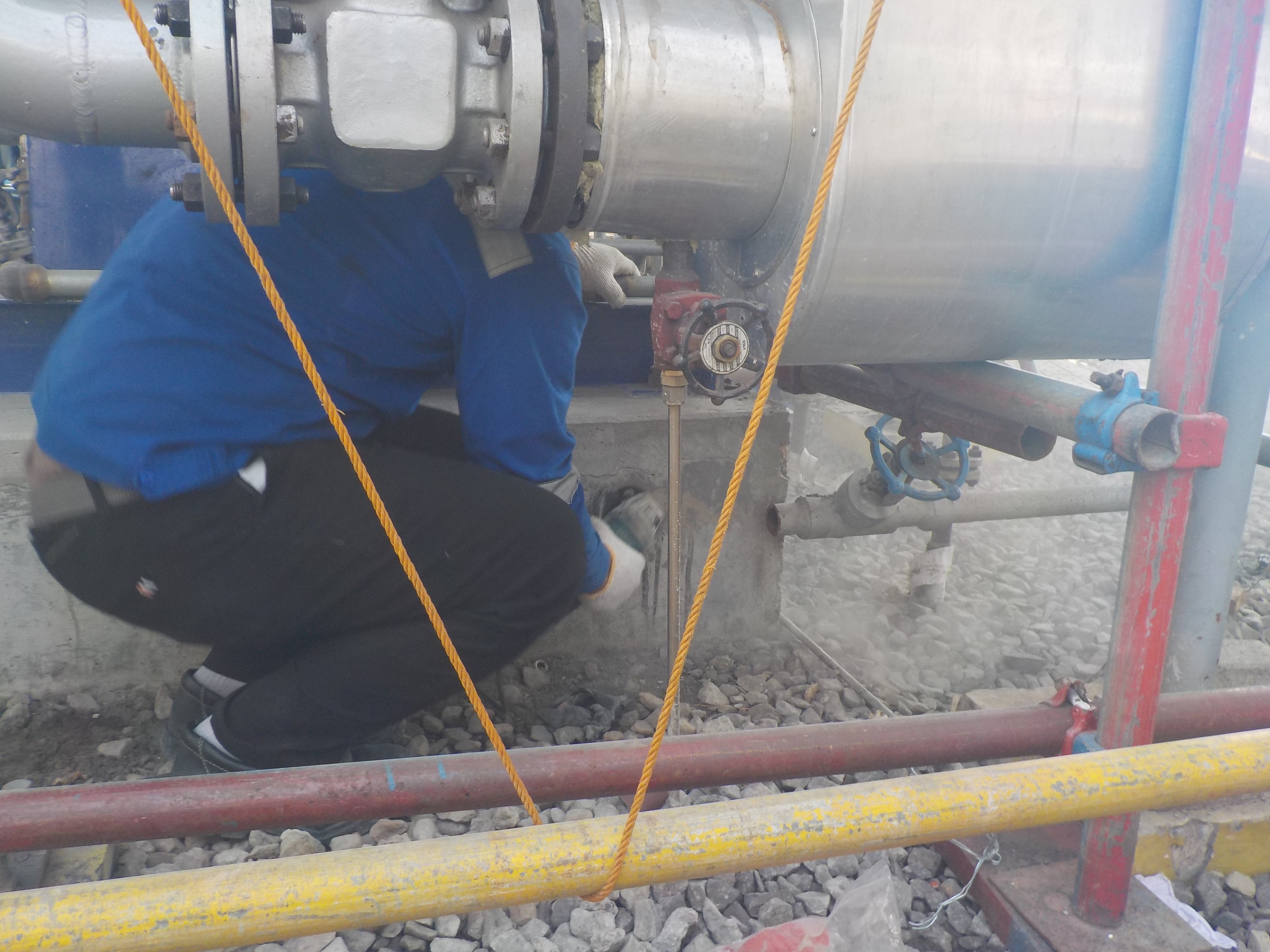 Teknisi melakukan inspeksi dan pengambilan data pada unit pompa