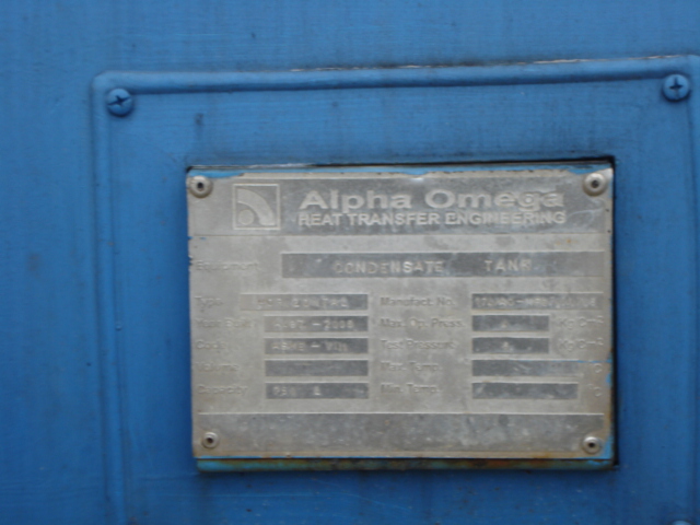 Pelat nama identifikasi teknis dari unit tangki kondensat buatan Alpha Omega