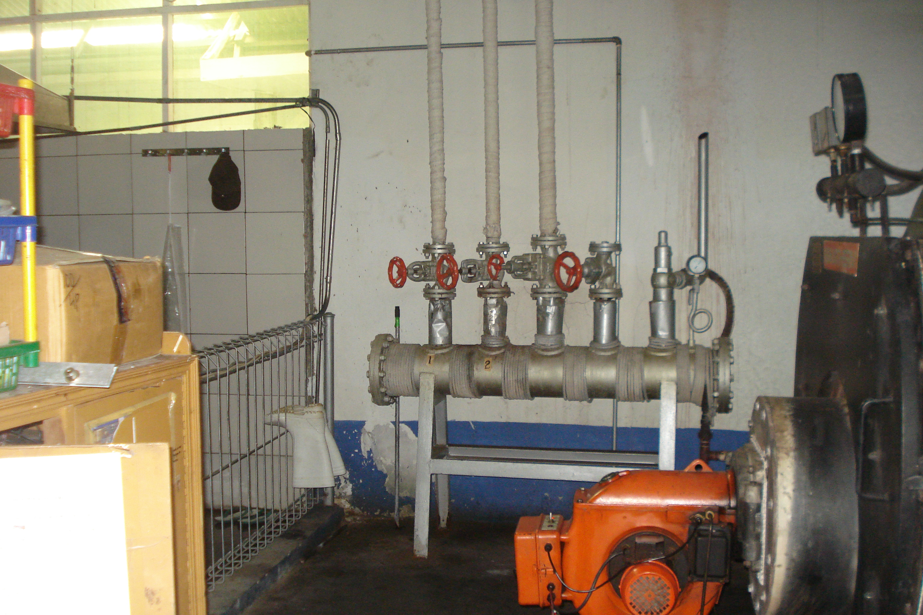 Manifold distribusi refrigeran dengan katup kontrol dan unit pompa.