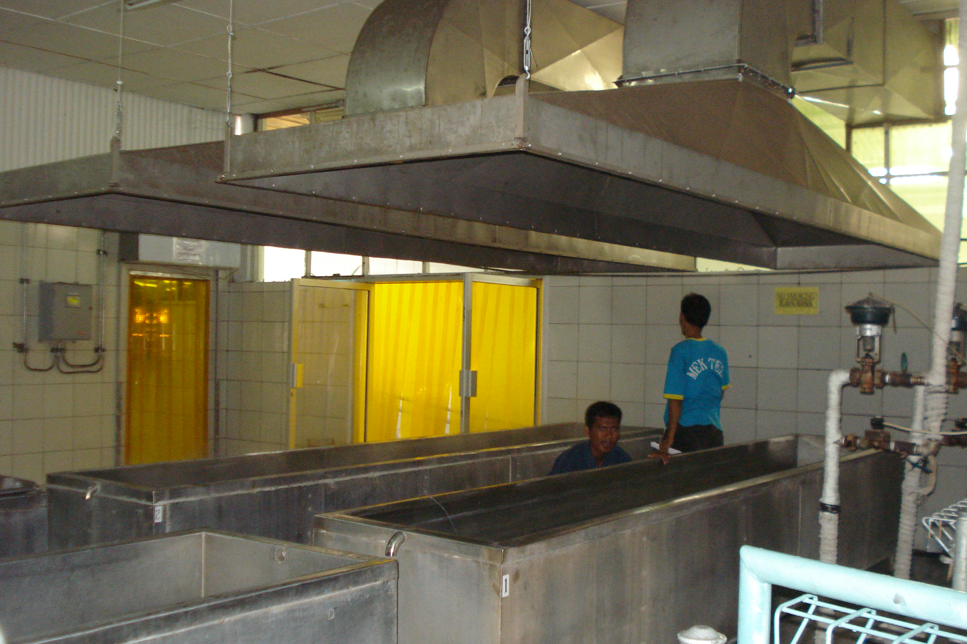 Pemandangan keseluruhan instalasi sistem chilling tank industrial di dalam ruang produksi.